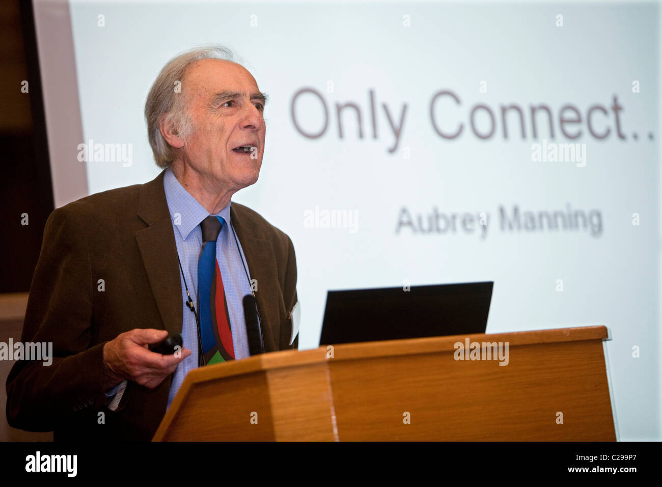 Professor Aubrey Manning hält einen Vortrag in der Playfair-Bibliothek, Universität von Edinburgh. Stockfoto