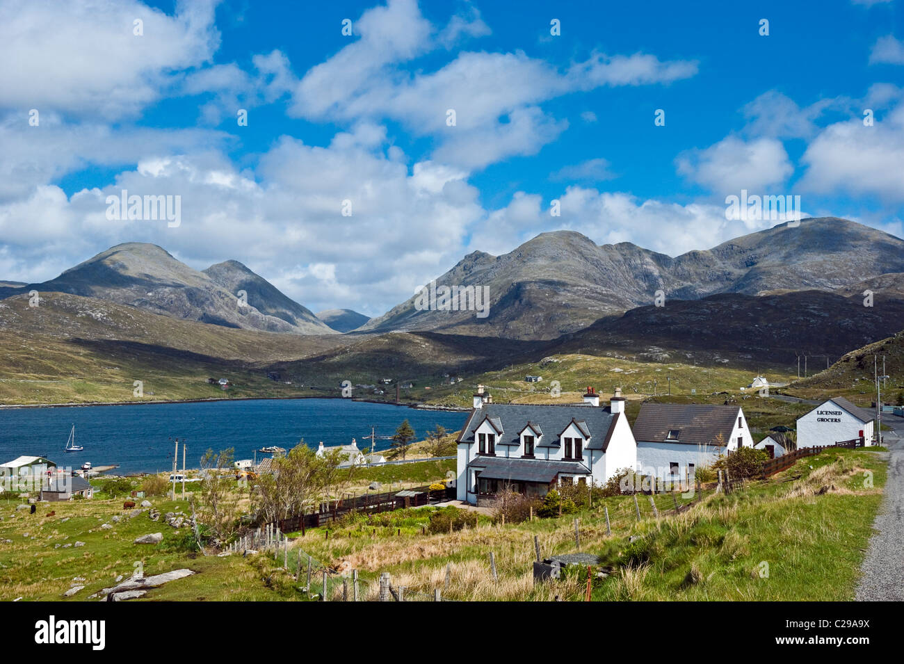 Beeindruckende North Harris Berge hinter das kleine Dorf von Aird Asaig auf den A859 Tarbert mit Stornoway verbinden Stockfoto
