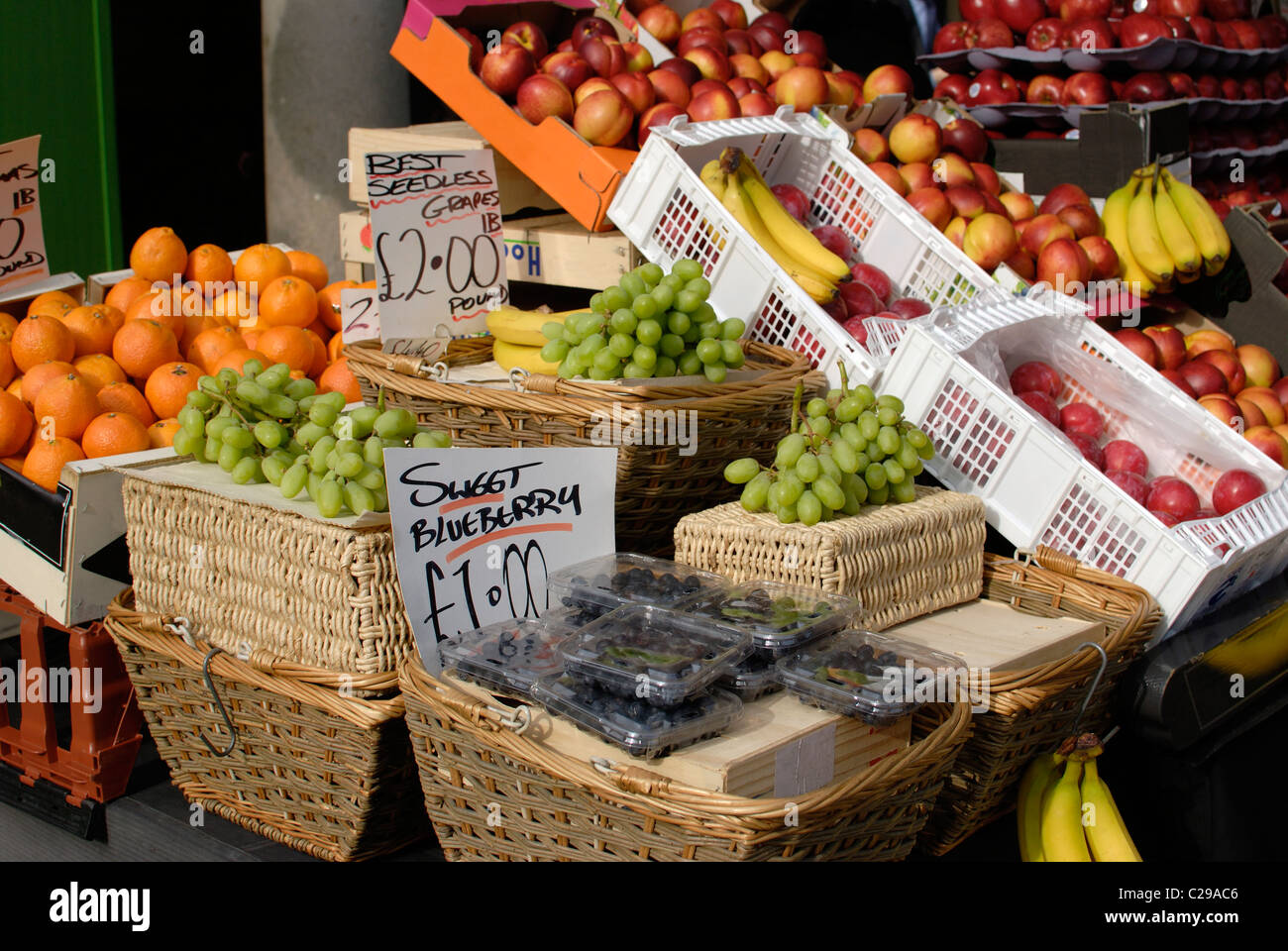 Obst-Stall mit Orangen, Trauben, Nektarinen, Bananen, Pflaumen und Heidelbeeren. Covent Garden. London. England Stockfoto