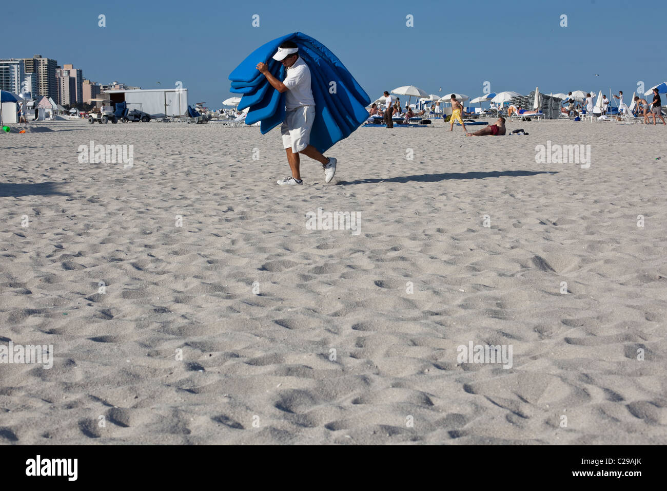 Ein Mann am Strand von Miami Beach, FL. Stockfoto