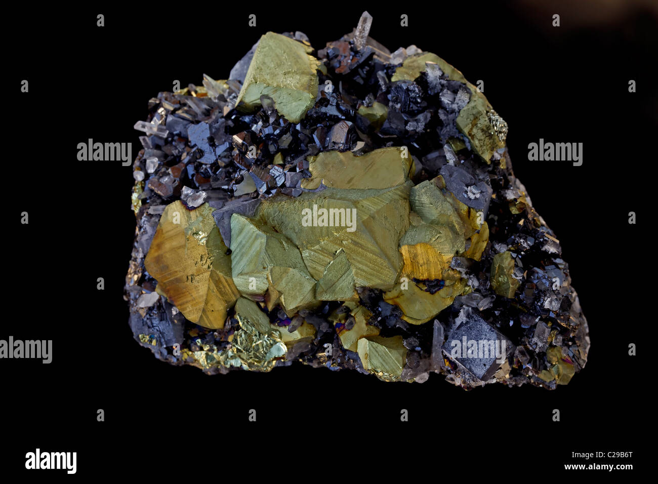 Kupferkies (Golden) mit Bleiglanz und Zinkblende - Die großen Erz aus Kupfer - Sehr wichtige wirtschaftliche Mineral - Madan, Bulgarien Stockfoto