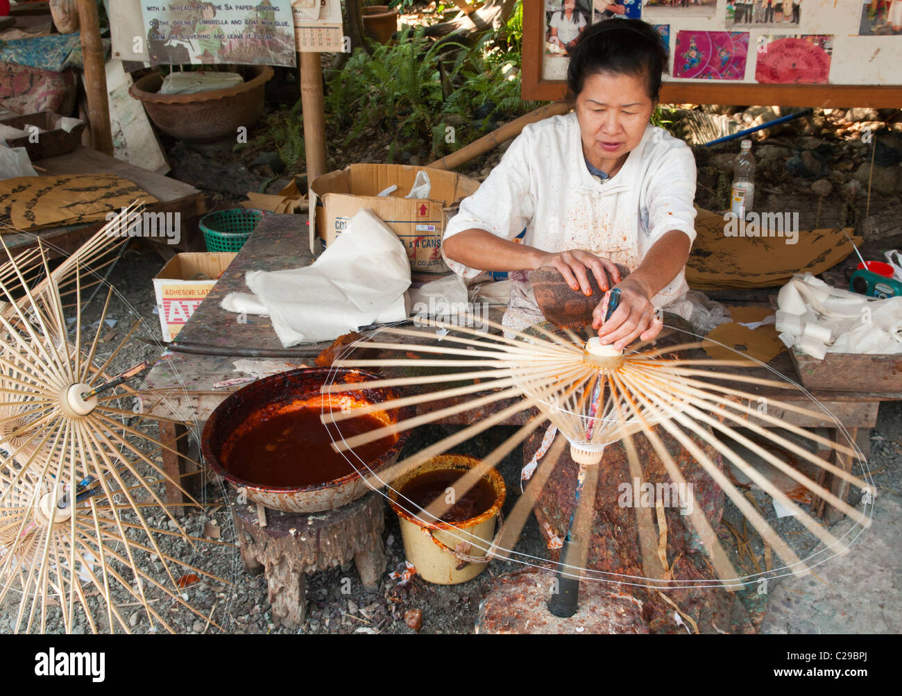 Herstellung von Bambus Sonnenschirme im Bo Sang Umbrella Village in der Nähe von Chiang Mai, Thailand Stockfoto