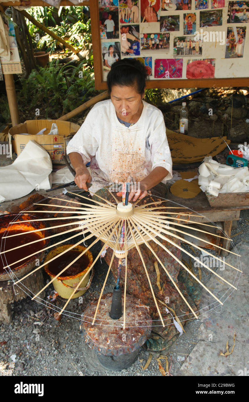 Herstellung von Bambus Sonnenschirme im Bo Sang Umbrella Village in der Nähe von Chiang Mai, Thailand Stockfoto