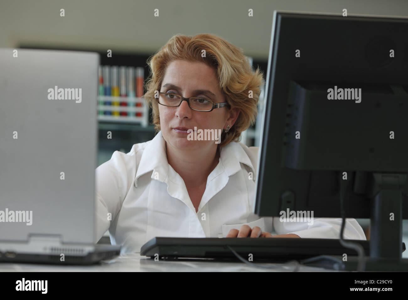 Forscherinnen, die auf dem Computer in einem Labor arbeiten. Stockfoto