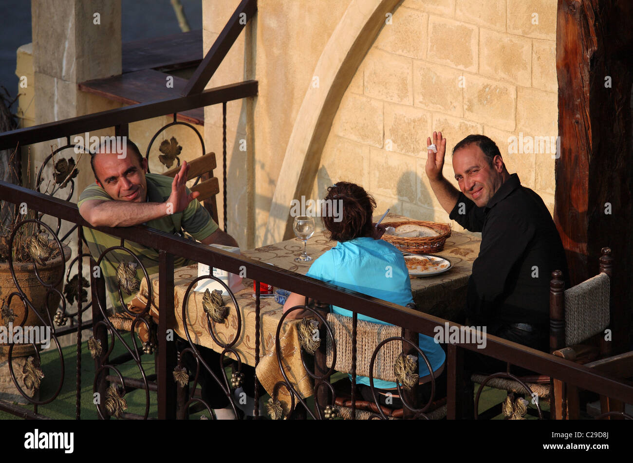 Einheimische Gäste von einem Restaurant, Bellapais, türkische Republik Nordzypern Stockfoto