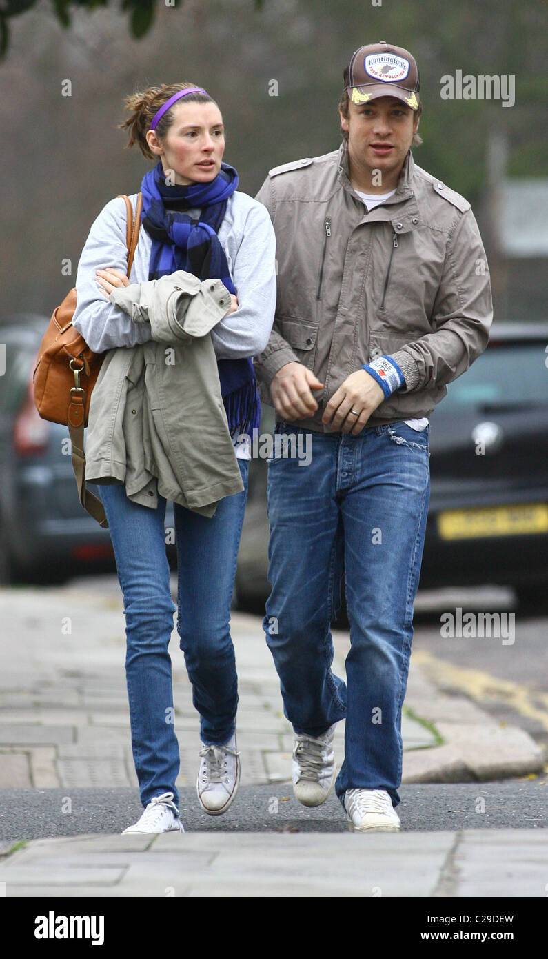 Jools Oliver und Jamie Oliver zusammen spazieren durch Primrose Hill in London, England - 11.12.09 Stockfoto