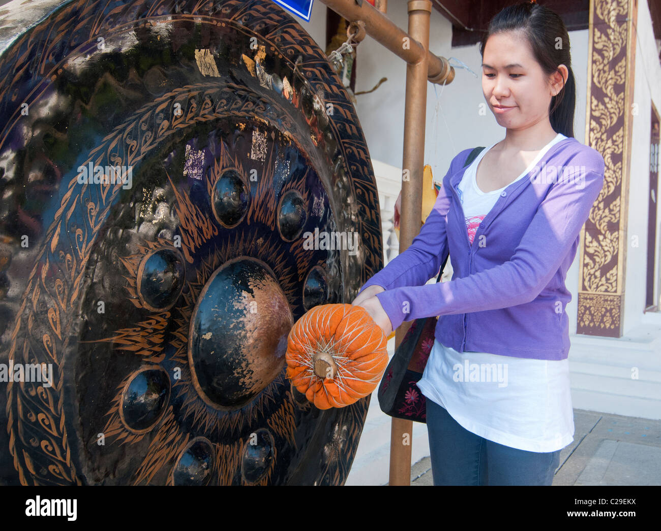 Thailänderin, die Kollision mit eines Gong in Wat Phra, dass Si Chom Tong-Tempel in Chiang Mai, Thailand Stockfoto