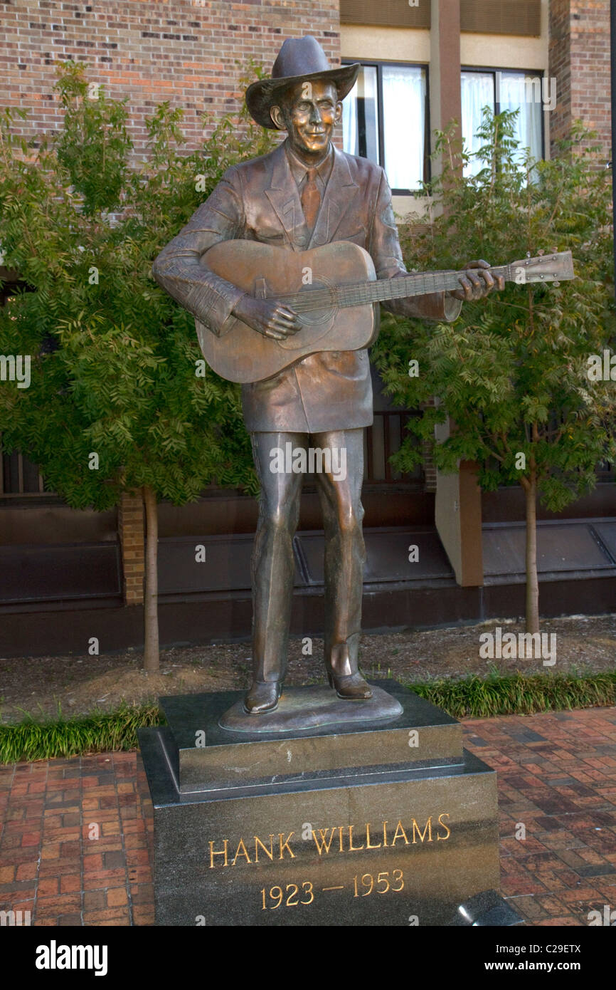 Lebensgroße Bronzestatue von Hank Williams steht in der Innenstadt von Montgomery, Alabama, USA. Stockfoto