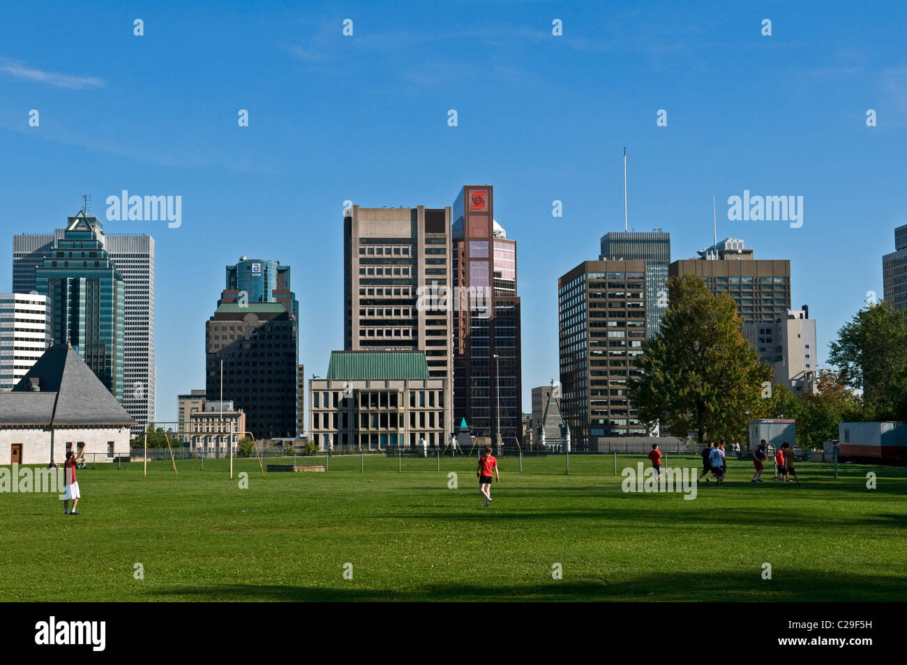 Ansicht der Innenstadt von Montreal mit McGill Universität Fußball-Stadion vor Stockfoto