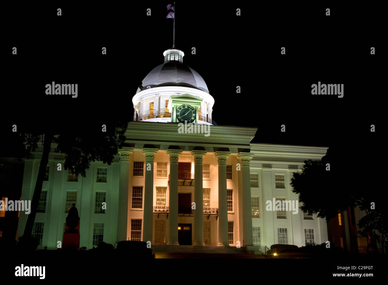 Das Alabama State Capitol Building in der Nacht befindet sich auf Goat Hill in Montgomery, Alabama, USA. Stockfoto