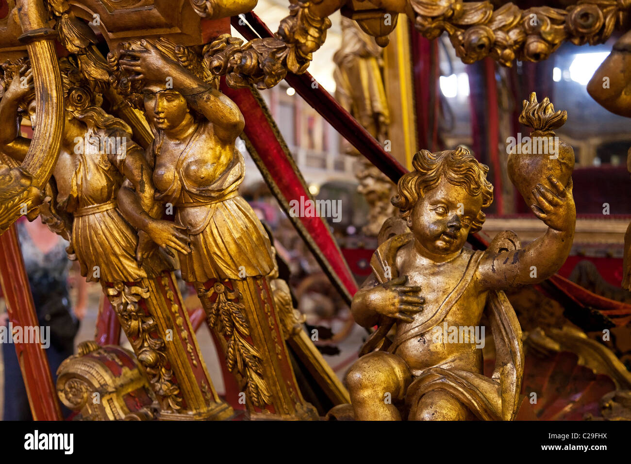 Detail der Papst Clement XI Coach, gebaut im Jahre 1716. Das Nationale Kutschenmuseum / Museu Nacional Dos Coches, Lissabon, Portugal. Stockfoto