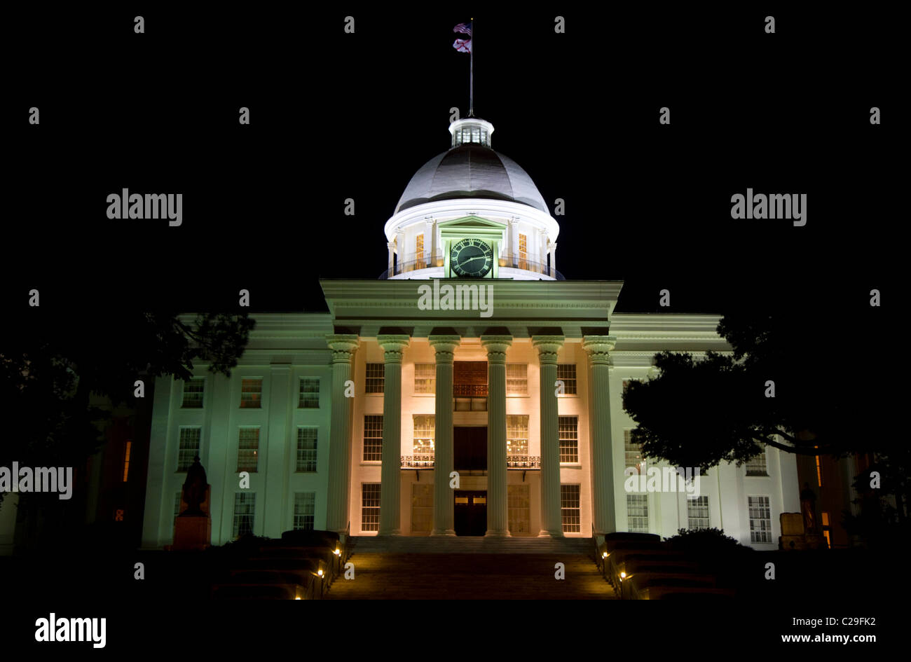 Das Alabama State Capitol Building in der Nacht befindet sich auf Goat Hill in Montgomery, Alabama, USA. Stockfoto