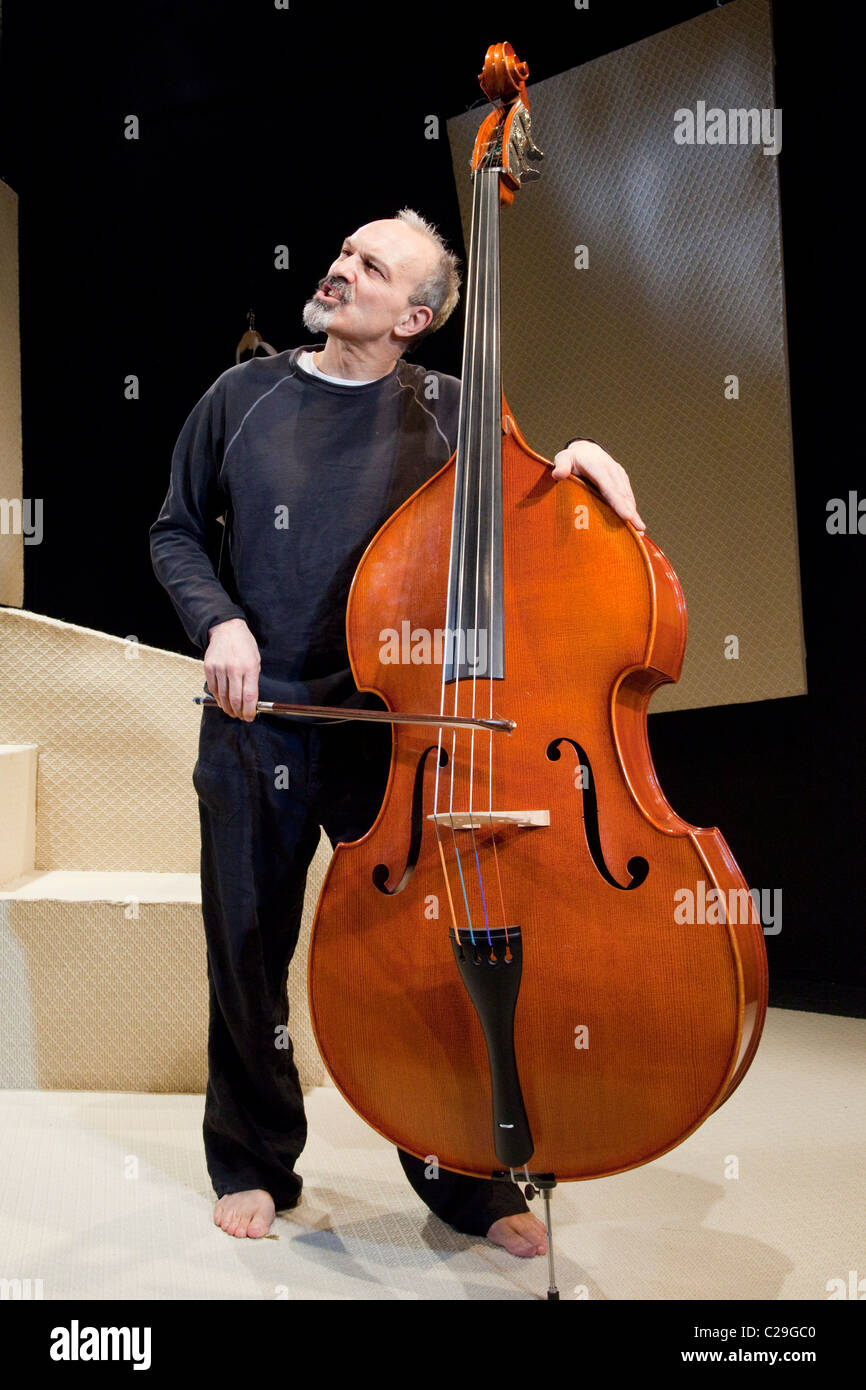 Christopher Hunter die Hauptrollen in "The Double Bass", ein Einmann-Spiel öffnen am New End Theatre, Hampstead, London. Stockfoto