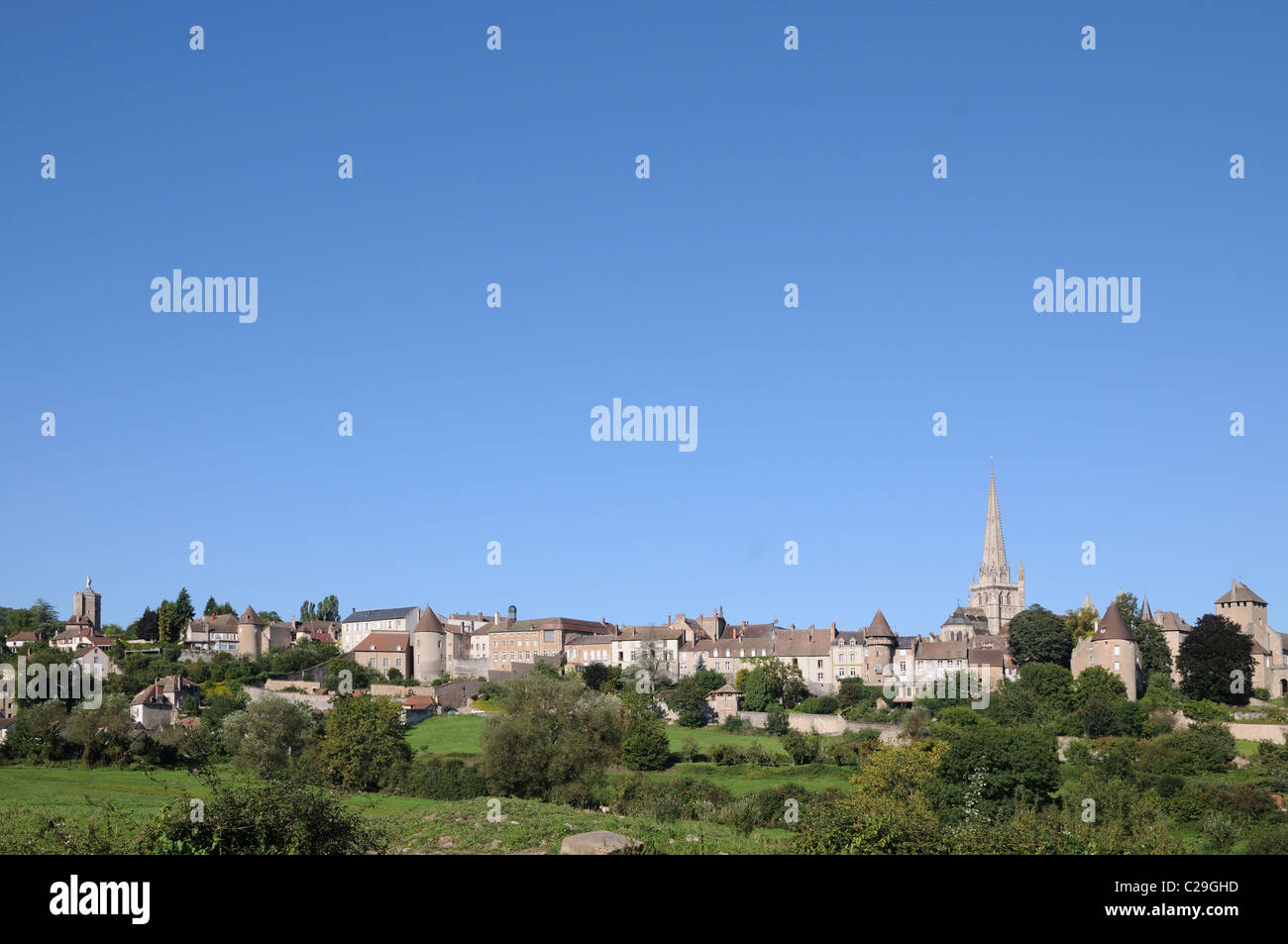 Turm der Kathedrale von St Lazare und mittelalterlichen Mauern von Autun Burgund Frankreich von Süden gesehen Stockfoto