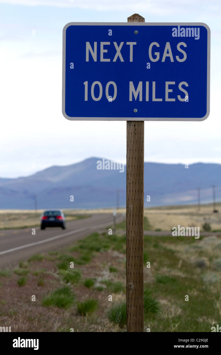 Nächsten Gas 100 Meilen Straßenschild an der Grenze zu Oregon/Nevada in McDermitt, USA. Stockfoto