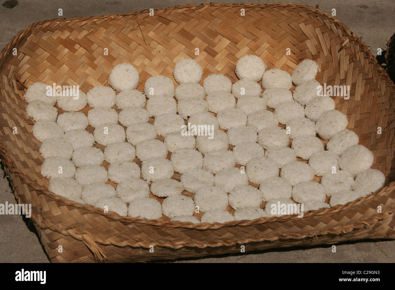Geflochtenen Korb, gefüllt mit Reis Bratlinge. Stockfoto