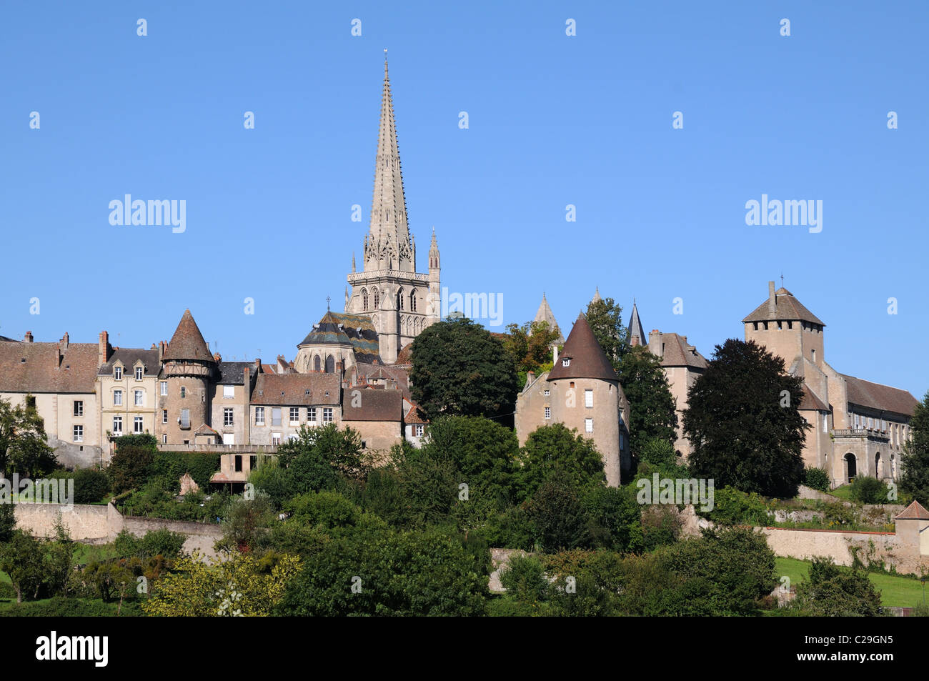 Turm der Kathedrale von St Lazare und mittelalterlichen Mauern von Autun Burgund Frankreich von Süden gesehen Stockfoto