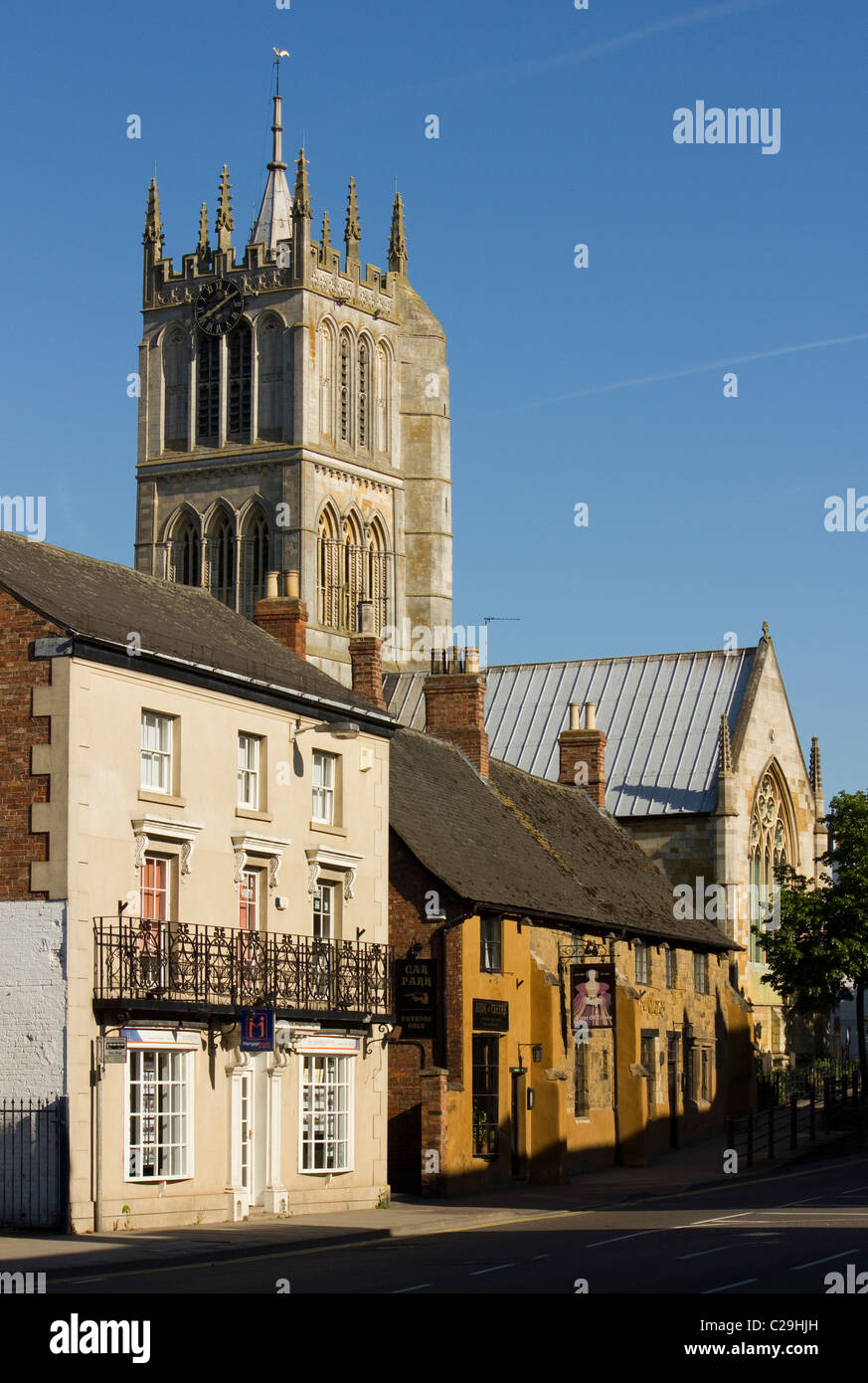 Ladenfronten, Anne von Kleve Public House und St. Marys Kirche Melton Mowbray, Leicestershire, England, UK Stockfoto