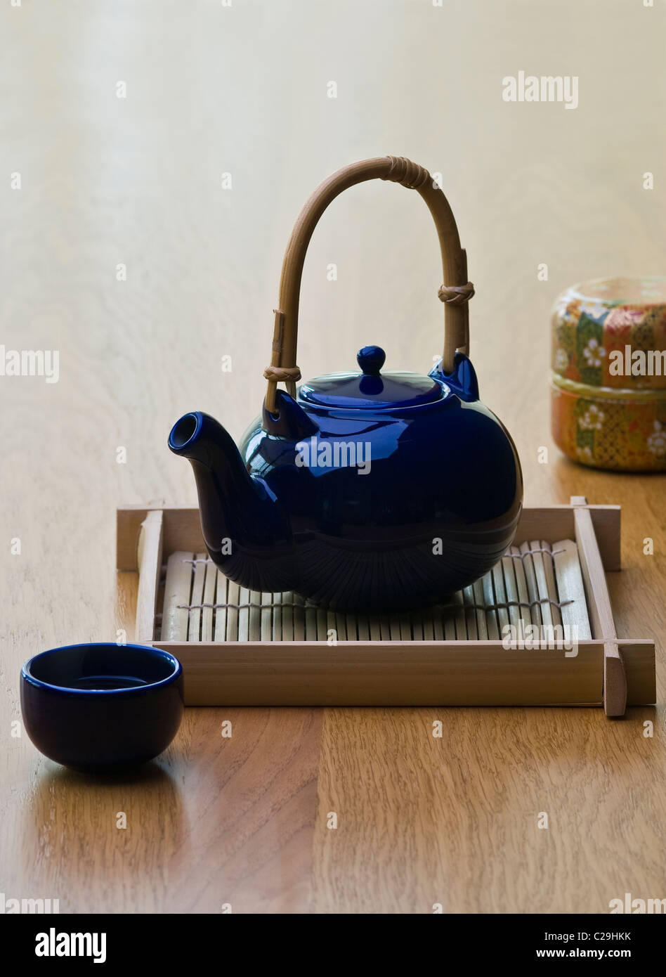 Orientalische Art Teekanne und Tasse auf einem Bambus-Tablett. Stockfoto