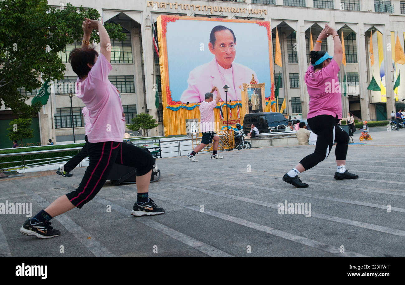 Aerobic, vor den König Porträt im Stadtteil Sao Ching Cha in Bangkok, Thailand Stockfoto