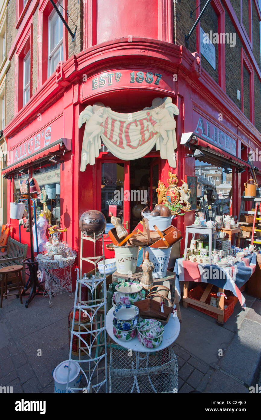 Ein Geschäft namens Alice und auf der Portobello Road in London, England, UK. Stockfoto