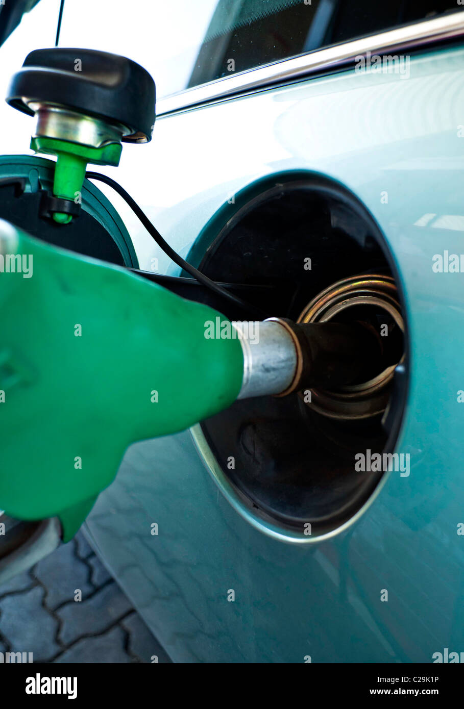 Auto-Versorgung mit bleifreiem Kraftstoff in einer Tankstelle Stockfoto