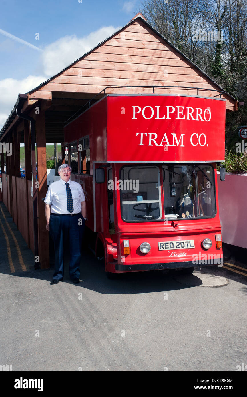 Polperro Straßenbahn, Punkt "Lizzie" mit Fahrer bei der Abholung Parkplatz in Polperro, Cornwall, UK Stockfoto