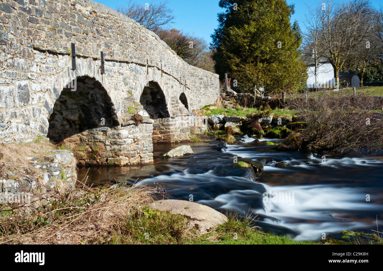 Granit gebaut Steinbrücke in Postbridge auf Dartmoor mit langsamen Verschlusszeit, fließendes Wasser, verwischen Devon Stockfoto