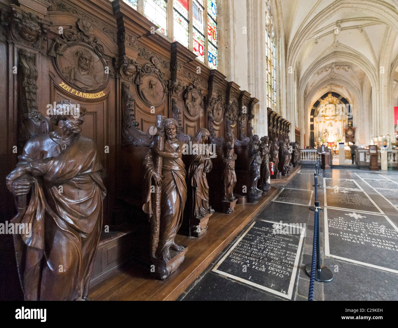 Eiche Schnitzereien der zwölf Apostel, Onze-Lieve-Vrouwekathedraal (Kathedrale Notre-Dame), Antwerpen, Belgien Stockfoto