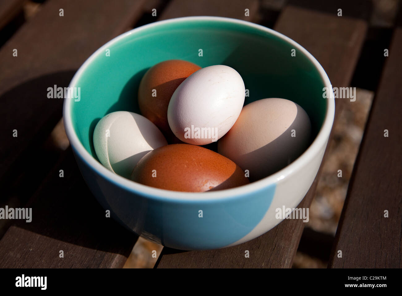 Schüssel mit Freilandhaltung unregelmäßig geformt und bunten Eiern Stockfoto