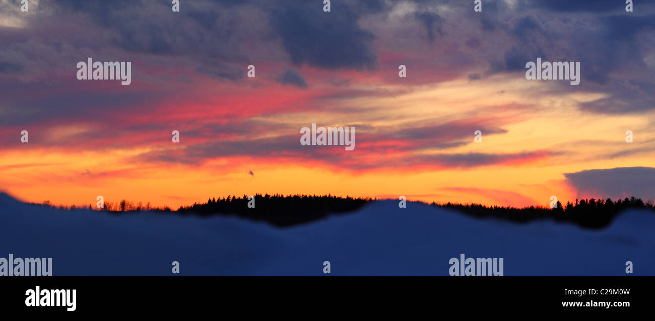 Panorama-Aufnahme der Sonnenuntergang Himmel mit Schneewehe auf Vorderseite Stockfoto