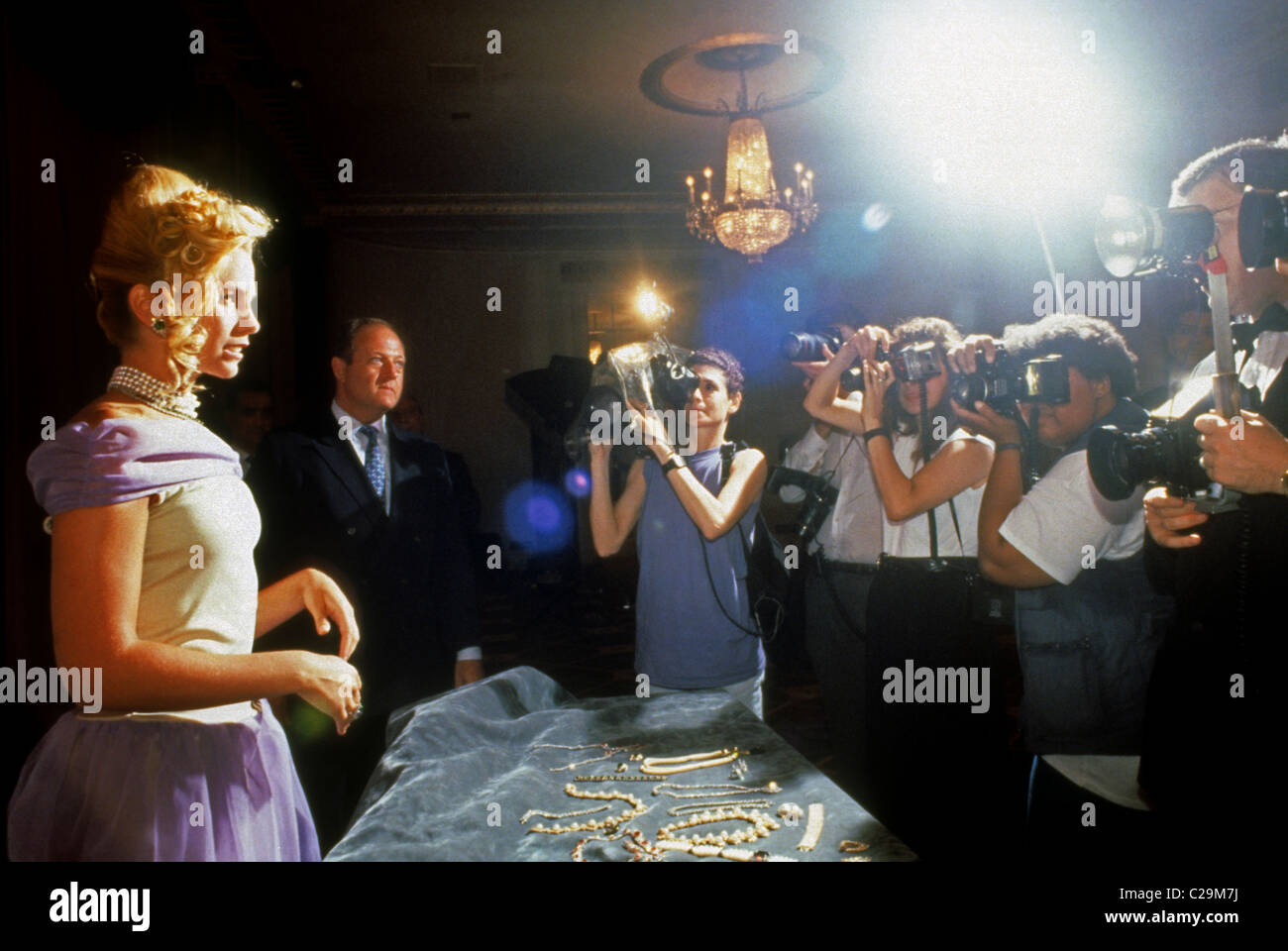 Ein Modell posiert mit Schmuck von Harry Winston und Co. Juweliere bei einer Werbeveranstaltung in New York im Jahre 1988 geliefert. Stockfoto