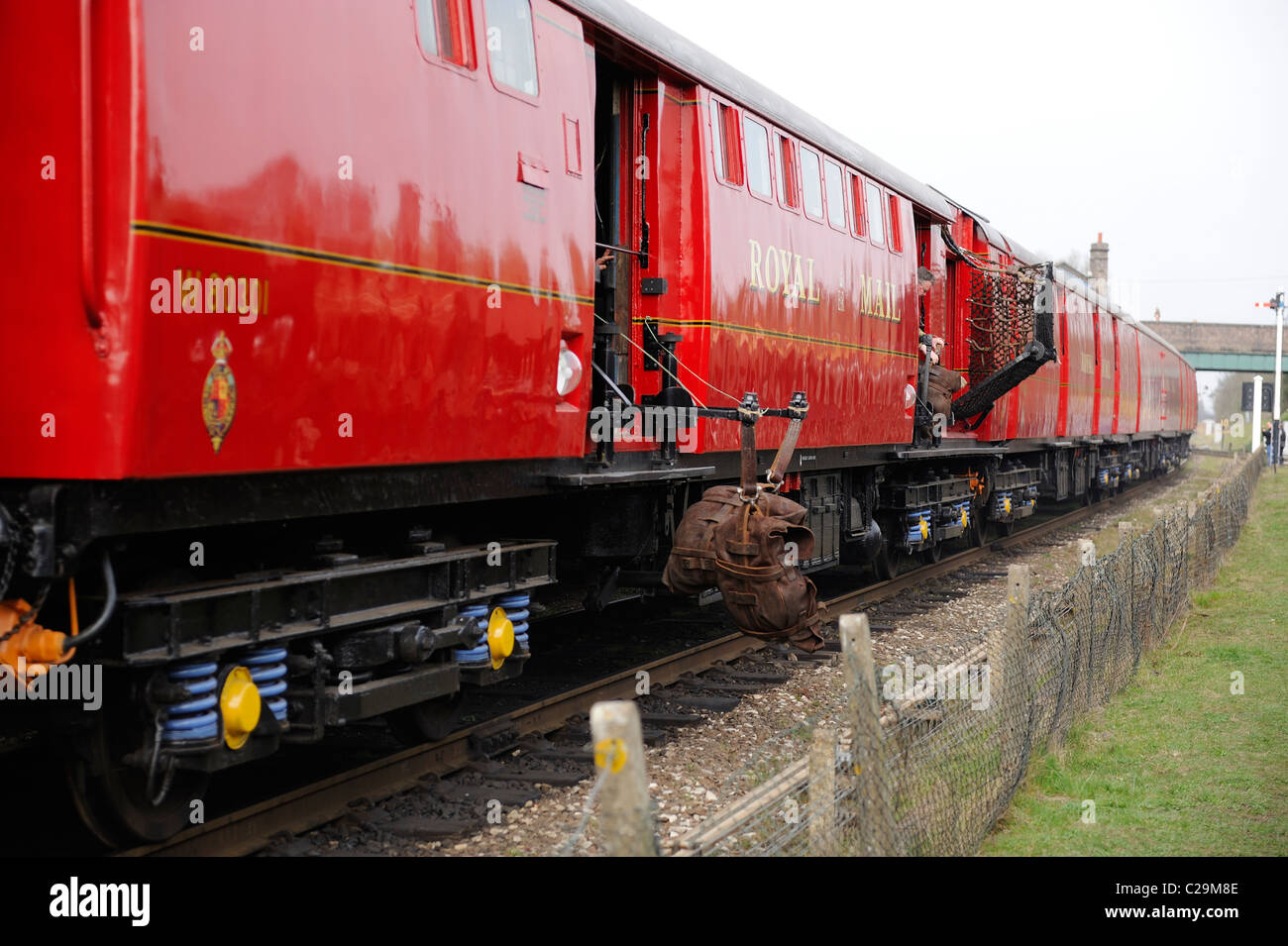 Alte Royal Mail Post sortieren Trainer mit e-mail Tasche heraus hängen für Drop off Great Central Railway, Loughborough University, England Großbritannien Stockfoto