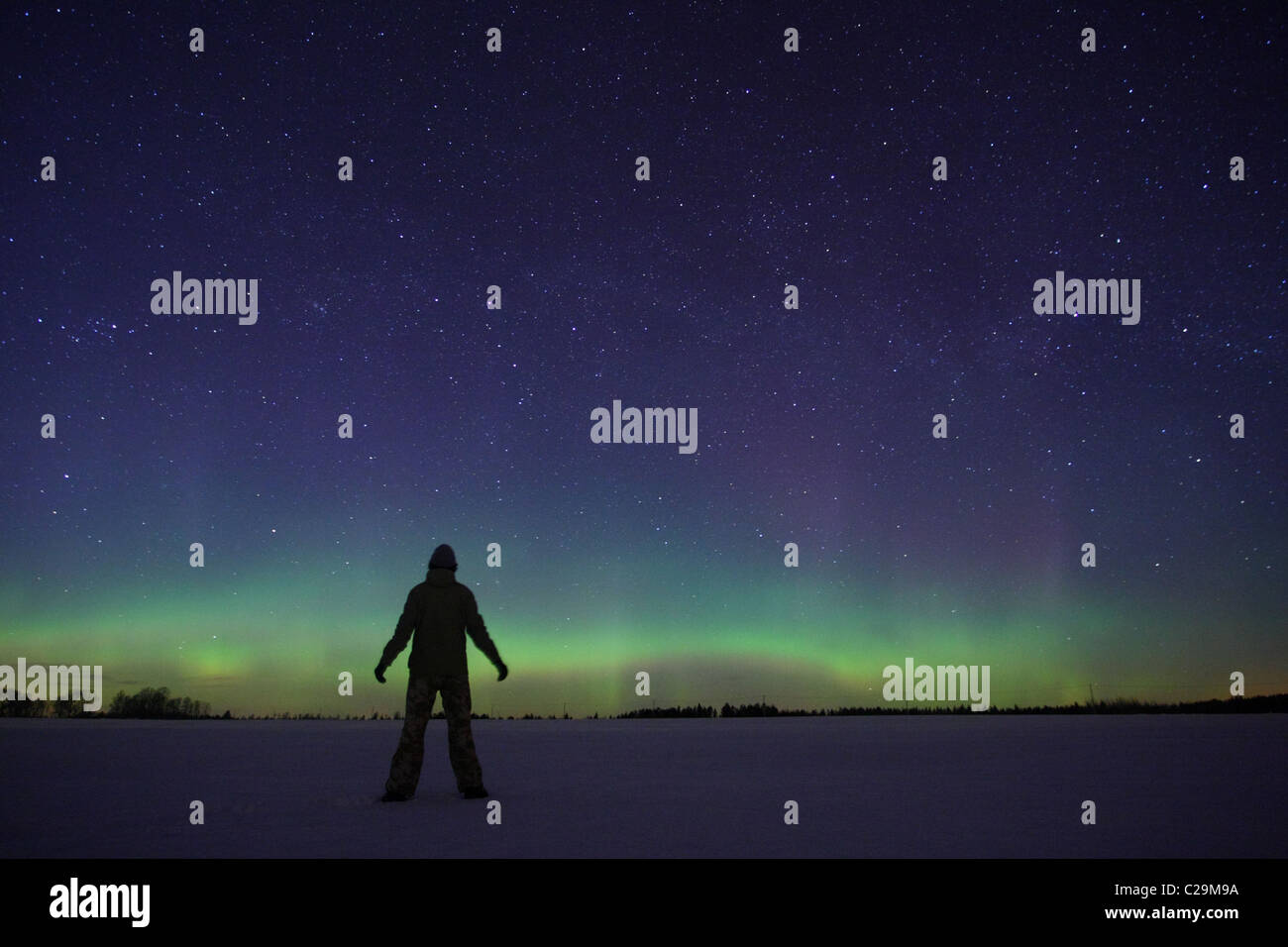 Ein Mann stehend und Nordlichter (Aurora Borealis) zu beobachten. Stockfoto