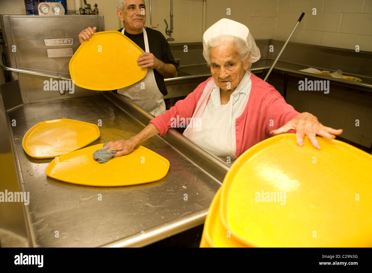 Ältere Frau, die noch in der Küche ein Seniorenzentrum in New York City arbeiten Stockfoto