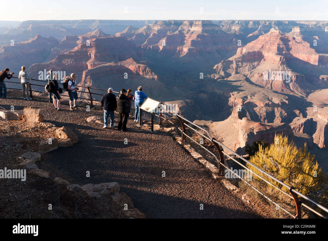 Touristen genießen Sie den Blick über den Grand Canyon von Hopi Point. Grand-Canyon-Nationalpark. Arizona, USA. Stockfoto