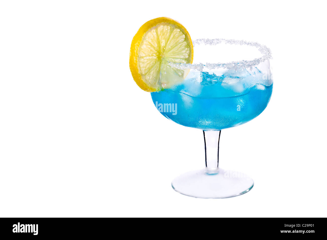 Cocktails auf weiß: Blue Margarita. Stockfoto