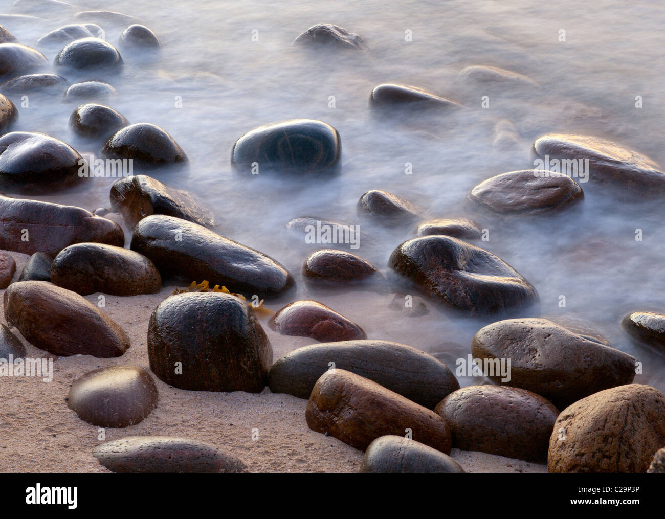 Verwitterte Felsen an einem Strand. Stockfoto