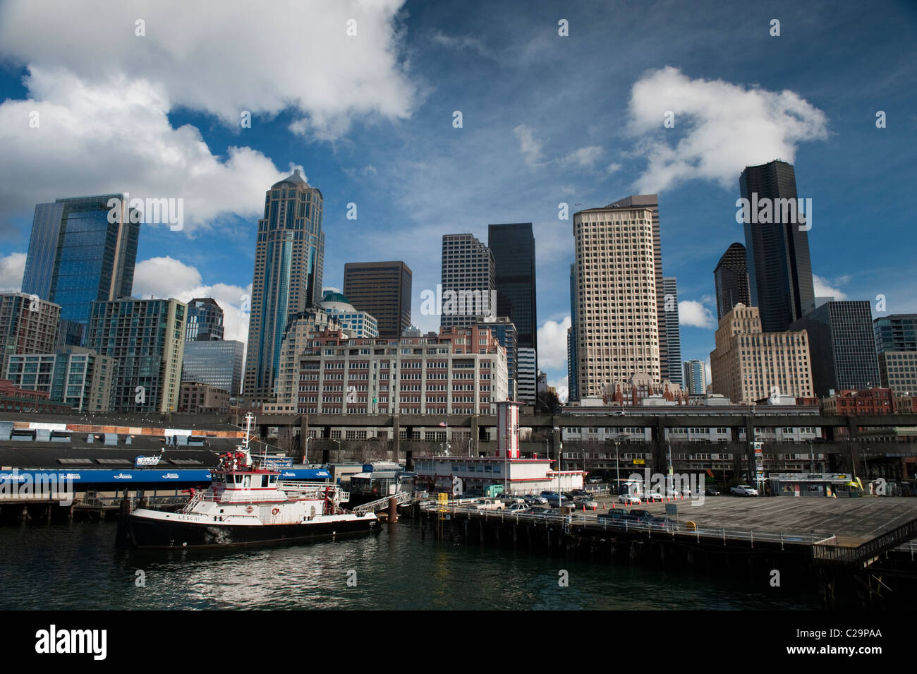 Die Innenstadt von Seattle, Washington Waterfront und Skyline von Coleman Ferry Dock auf Alaska Weg genommen. Stockfoto