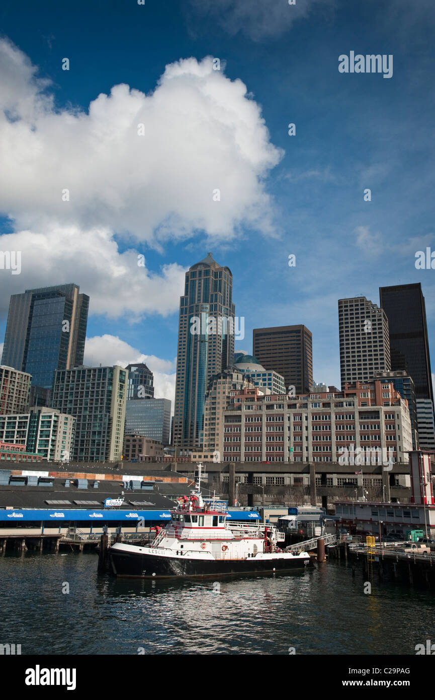 Die Innenstadt von Seattle, Washington Waterfront und Skyline von Coleman Ferry Dock auf Alaska Weg genommen. Stockfoto