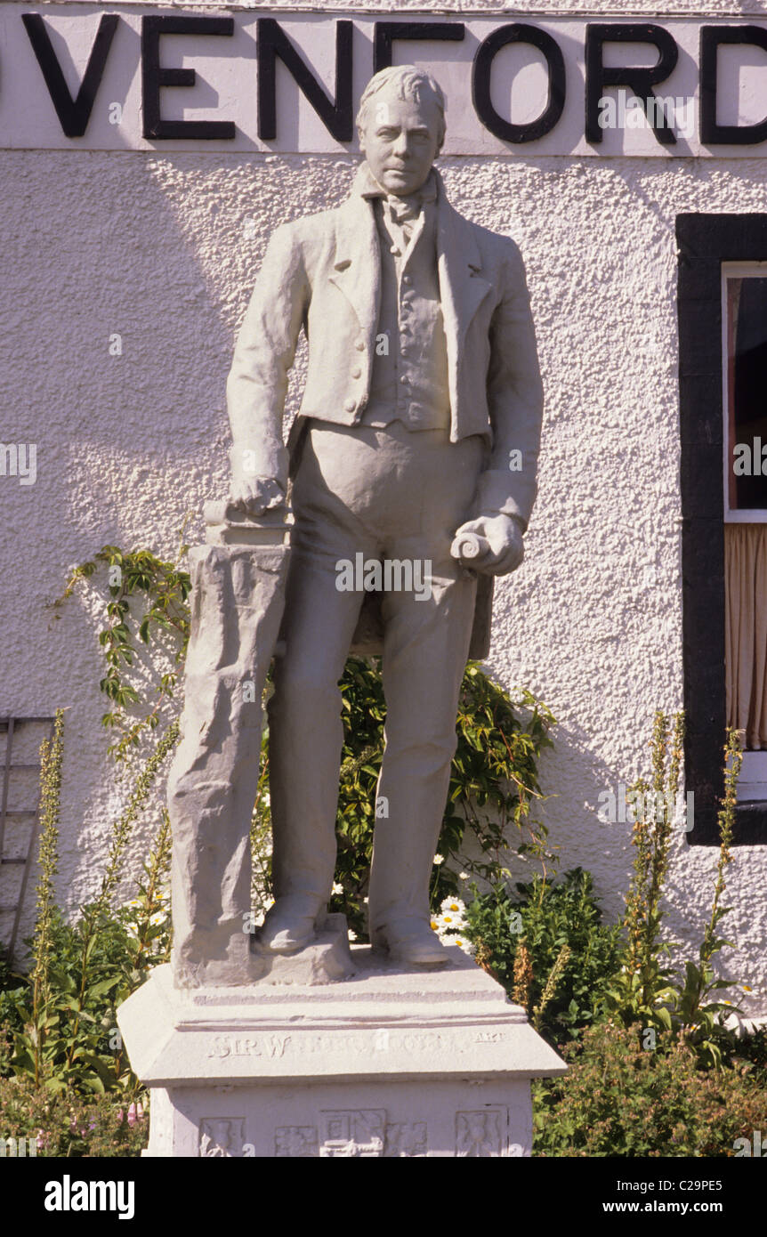 Clovenfords, Schottland. Statue, Sir Walter Scott schottischen Schriftsteller Romanciers geschnitzten Steinfigur Figuren Statuen UK Stockfoto