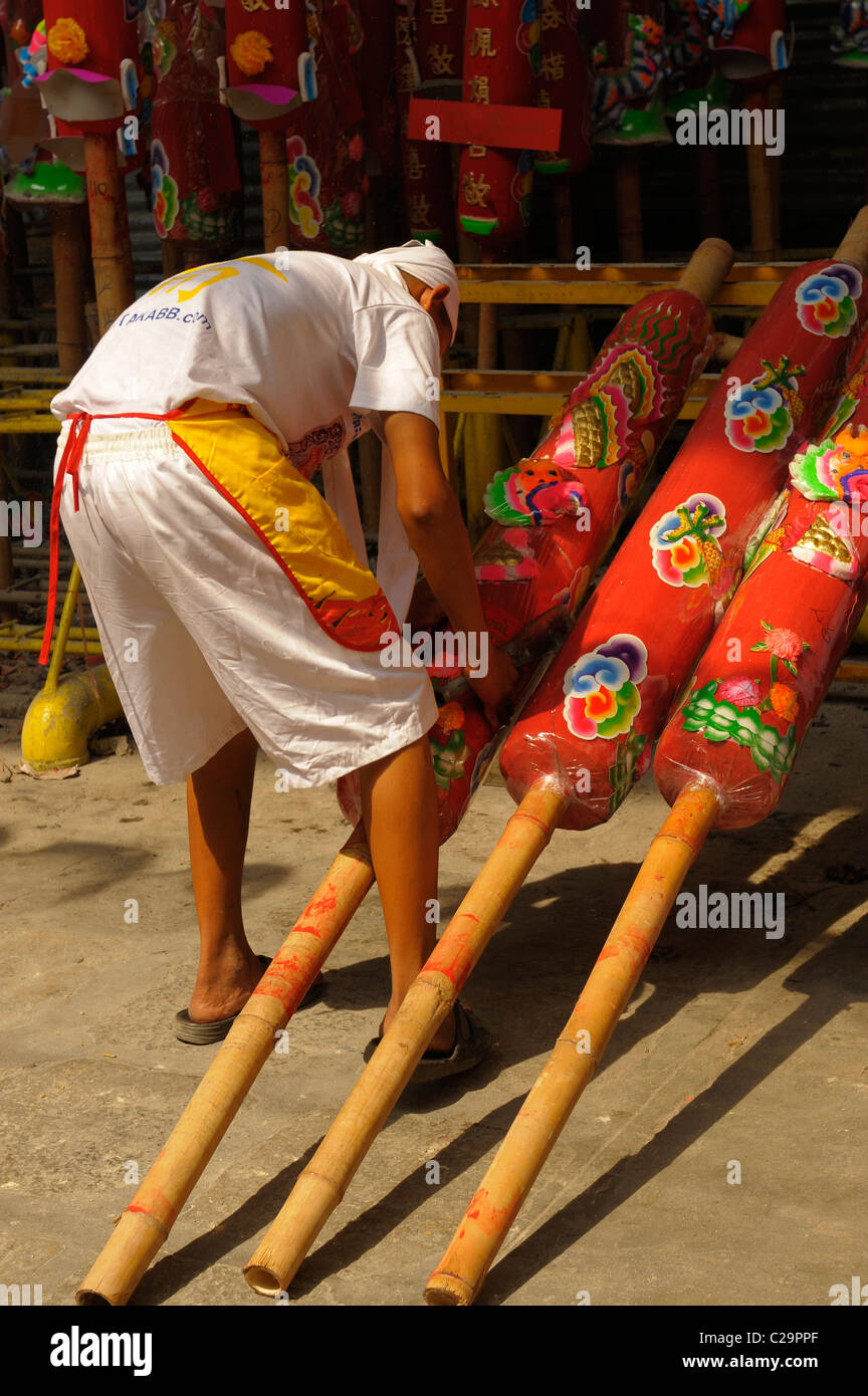 riesige Kerzen angeboten von Gläubigen während der vegetarischen Festival, San Jao Sieng Kong Schrein, Wat gesungen Heng Yee, Bangkok Stockfoto