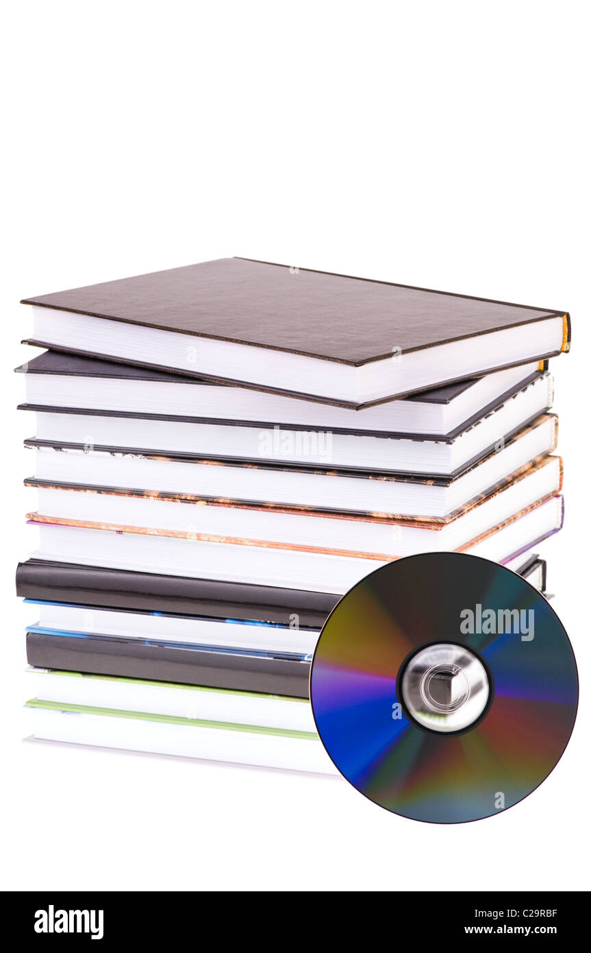 Stapel Bücher mit dem dvd-Datenträger isoliert auf weißem Hintergrund Stockfoto