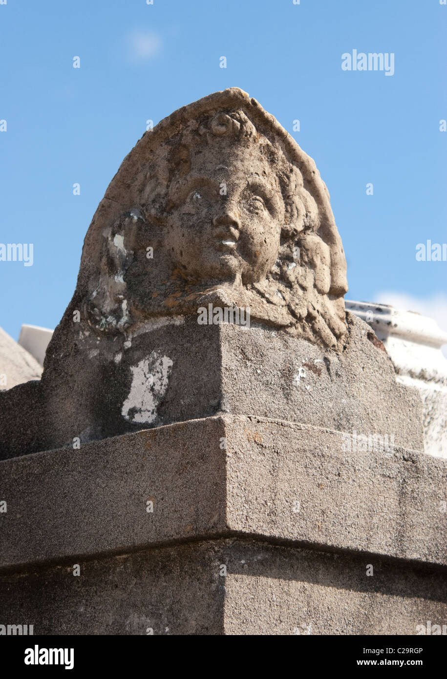 Plastische Details auf ein antikes Grab in New Orleans. Stockfoto