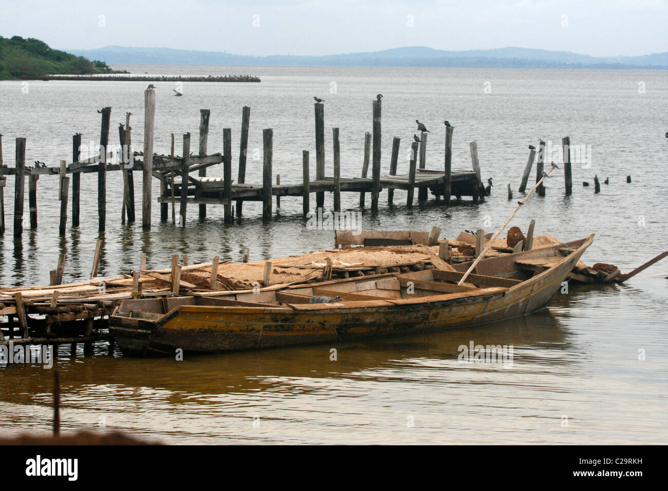 Ein Kanu an einem provisorischen Pier Wartung einer Baustelle auf einer Insel im Viktoriasee, Uganda Stockfoto