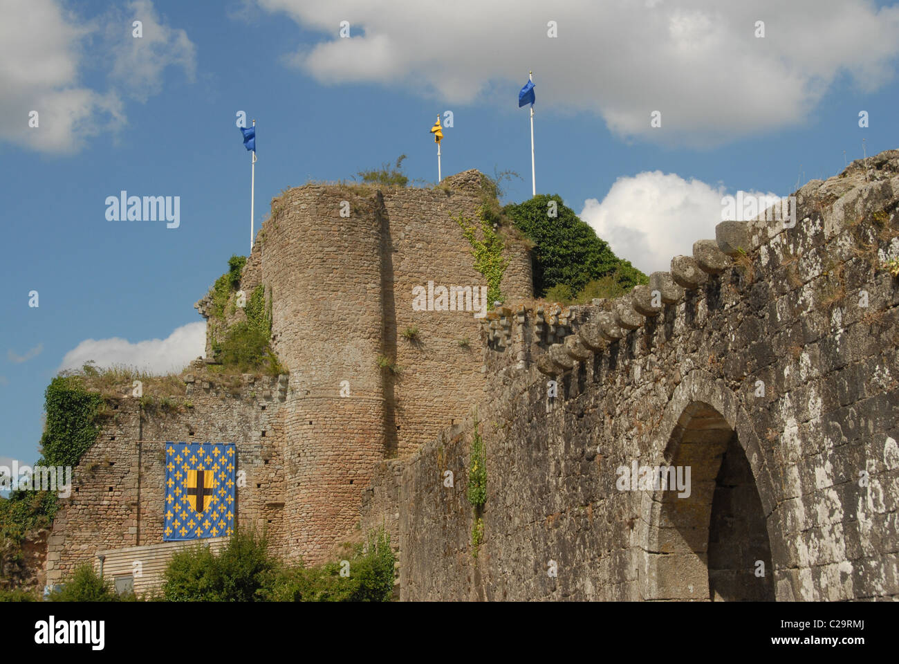 In Frankreich lässt das Schloss von Bluebeard in Tiffauges die Geschichte mit historischen Nachstellungen und mittelalterlichen Schauspielen lebendig werden Stockfoto