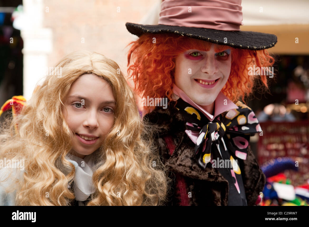 Zwei Personen in den Kostümen von Alice im Wunderland Zeichen - Alice und dem verrückten Hutmacher, der Karneval, Venedig, Italien Stockfoto