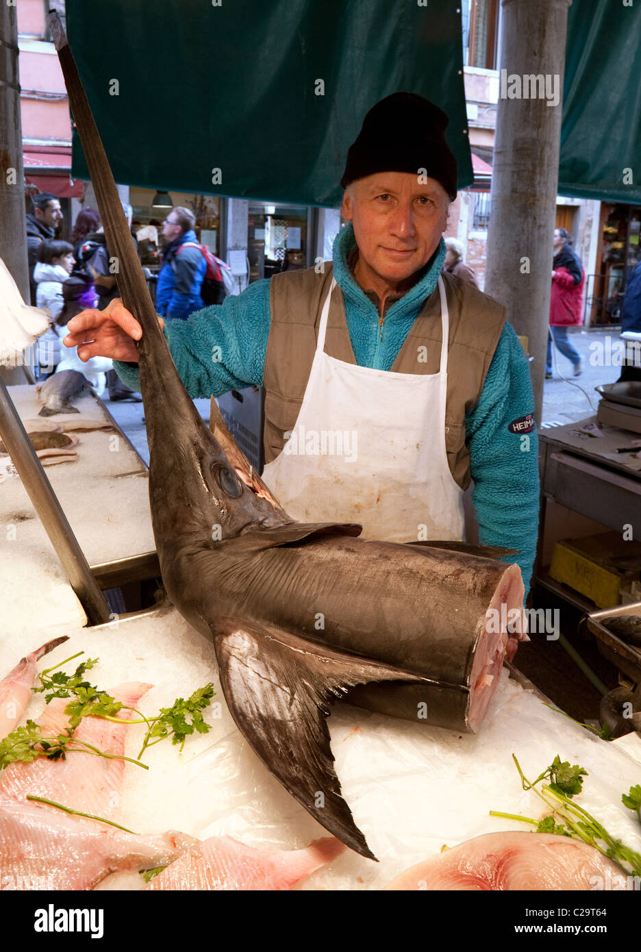 Fischhändler mit Schwertfisch in der Fischmarkt, Venedig, Italien Stockfoto
