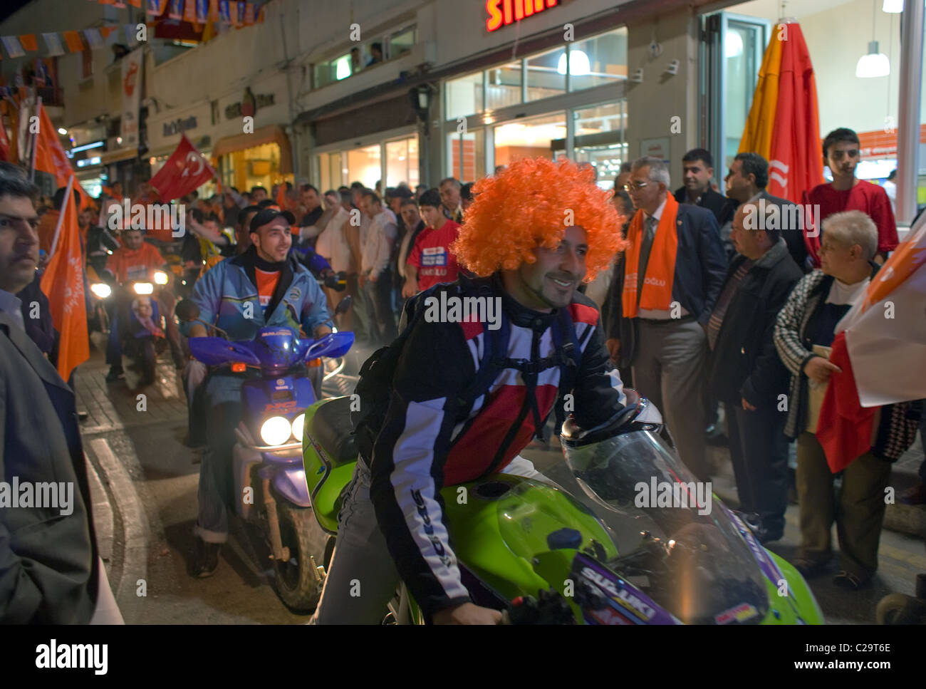 Motorrad-Parade vor der Kampagne Rallye der UBP, Kyrenia, türkische Republik Nordzypern Stockfoto