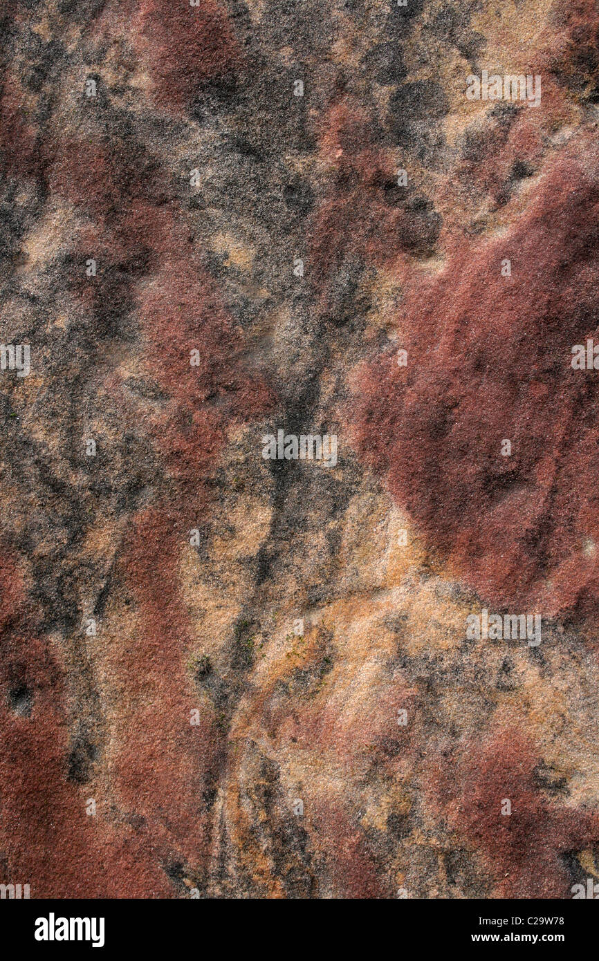 Fleckige Sandstein zeigt heller Bereiche durch Auswaschung aus dem Eisenoxid Stockfoto
